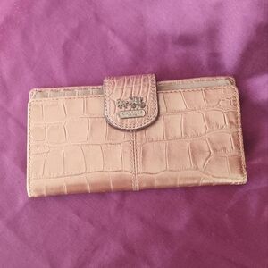 Elegant Crocodile-Embossed Tan Wallet